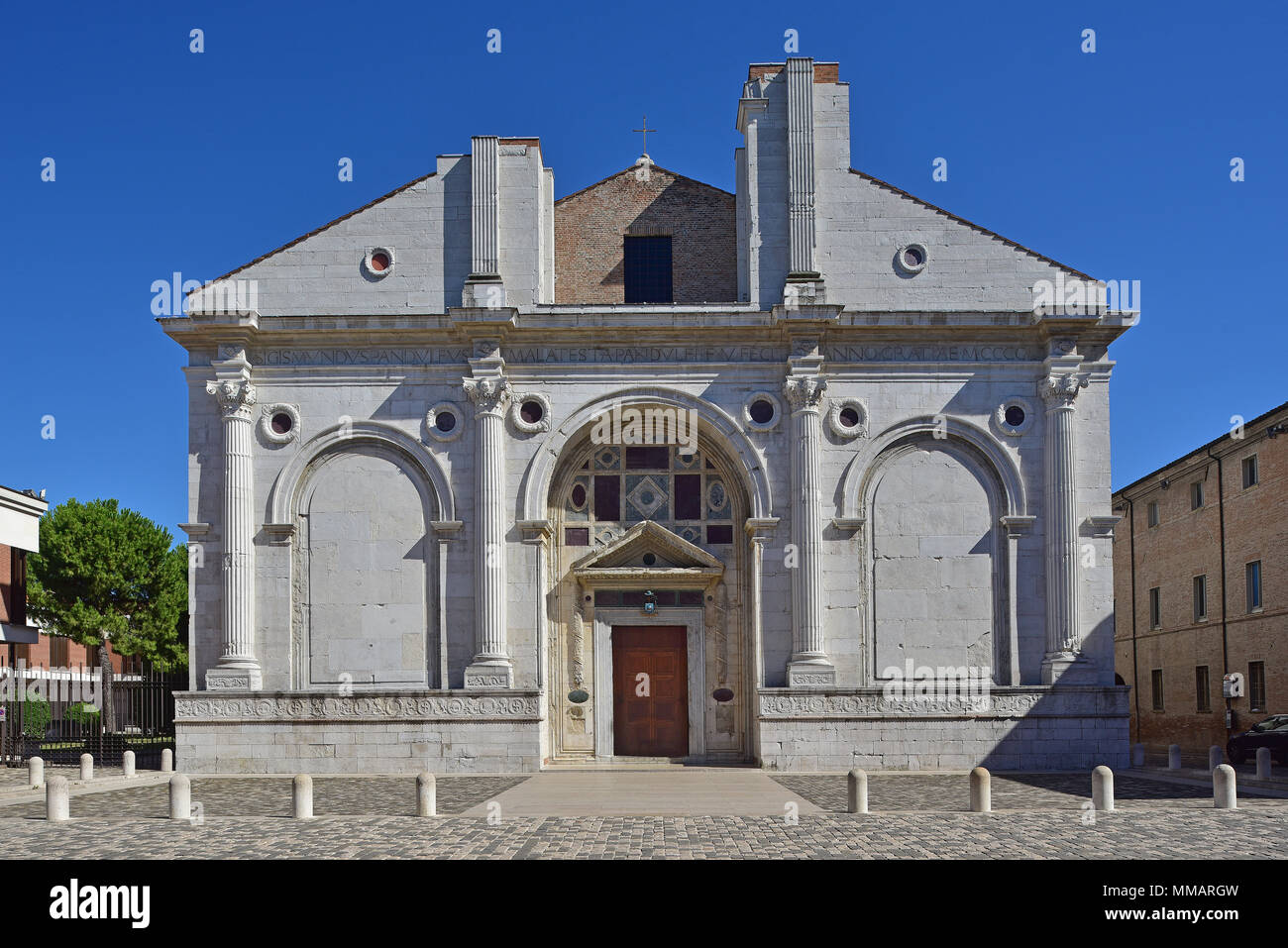 Zu Beginn der Renaissance Elevation, Tempio Malatestiano, frontalen Blick auf Achse, von Leon Batista Alberti, Rimini, Italien Stockfoto