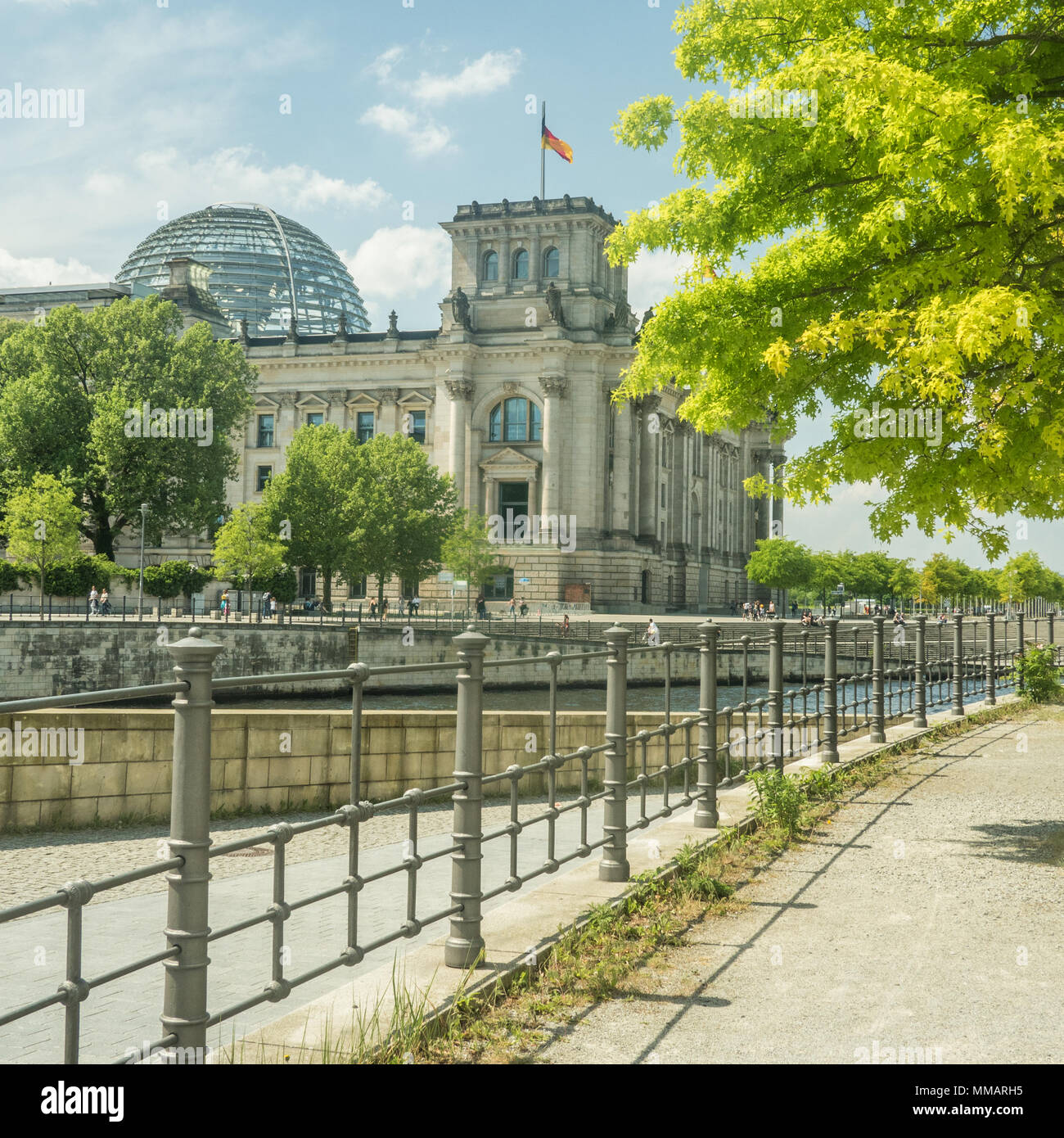 Spree in Berlin mit dem Reichstag im Hintergrund. Stockfoto