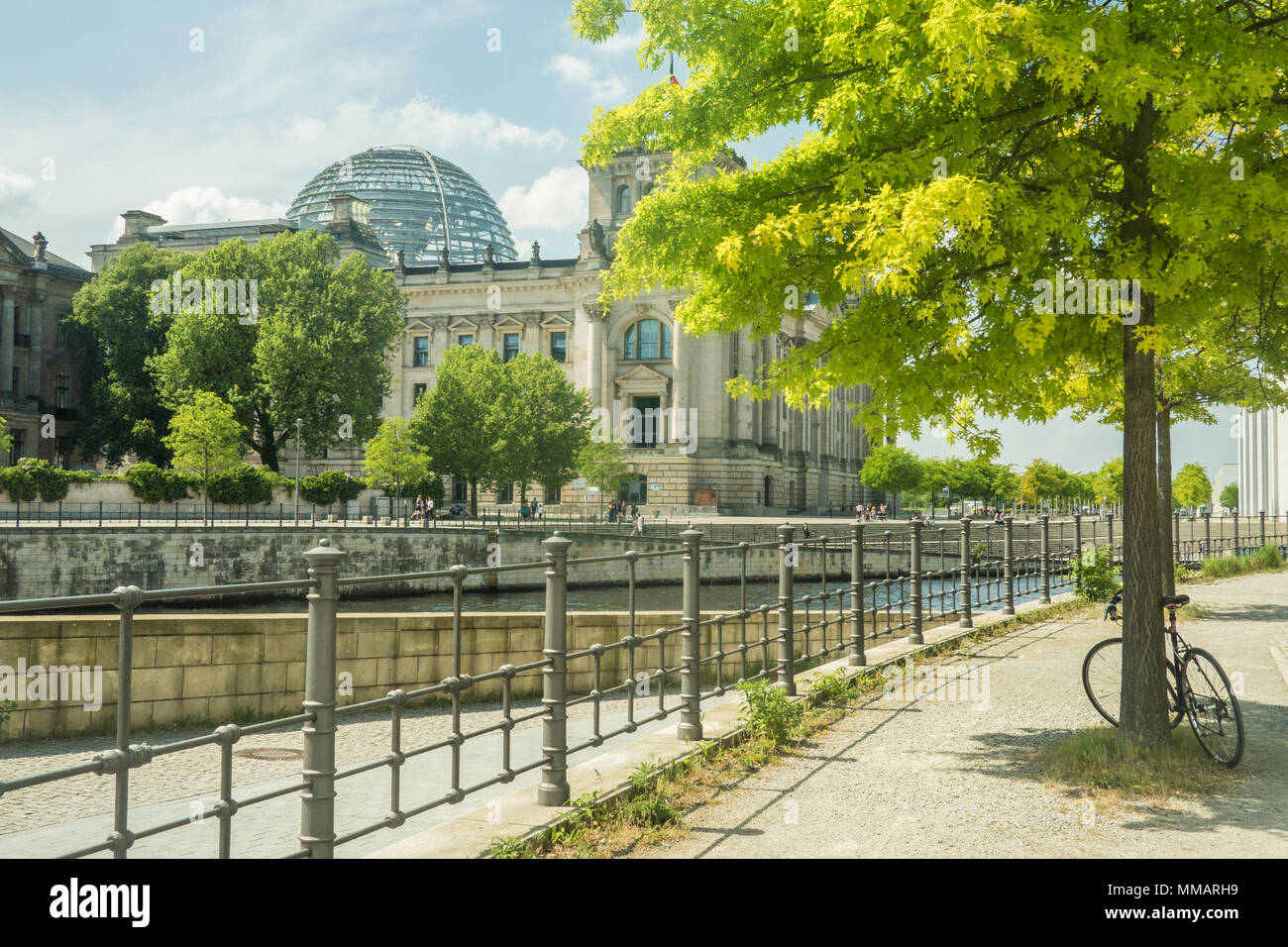 Spree in Berlin mit dem Reichstag im Hintergrund. Stockfoto