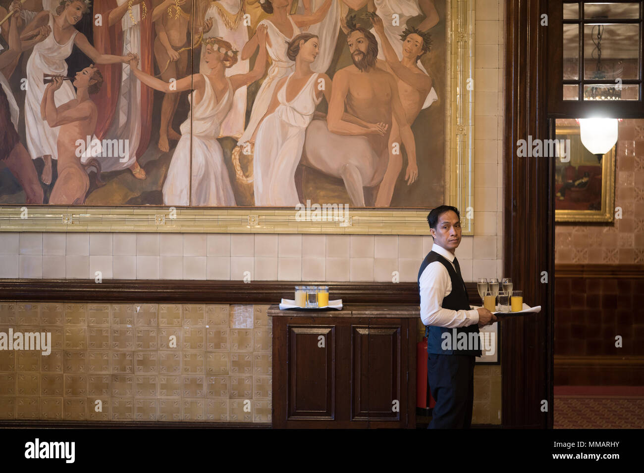 Ein Kellner, der Getränke im Speisesaal serviert auf der dritten Etage des Nationalen Liberalen Club 1 Whitehall in Westminster, London. Foto Datum: Sa Stockfoto