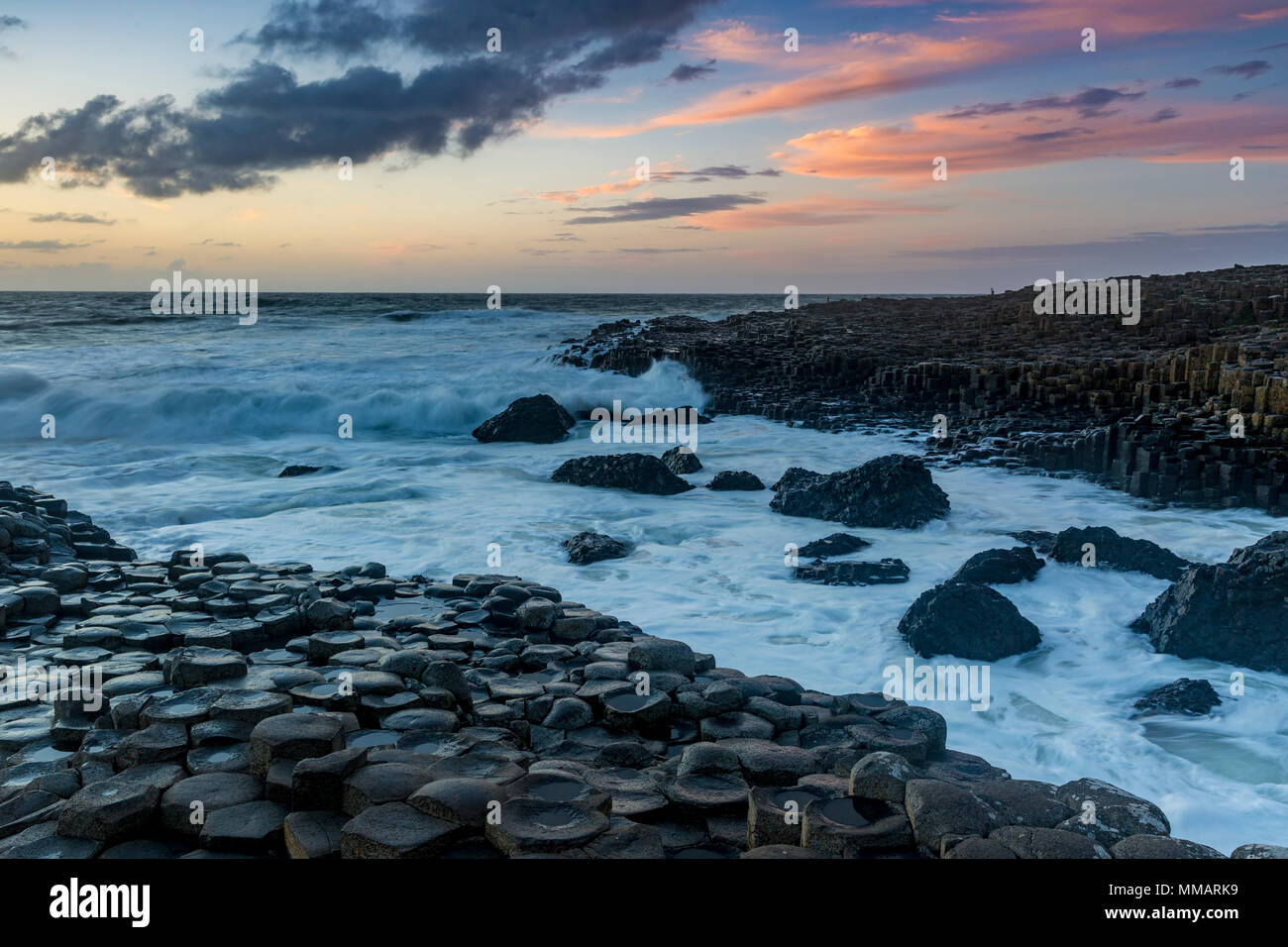 Sonnenuntergang über dem Giant es Causeway, County Antrim, Nordirland Stockfoto