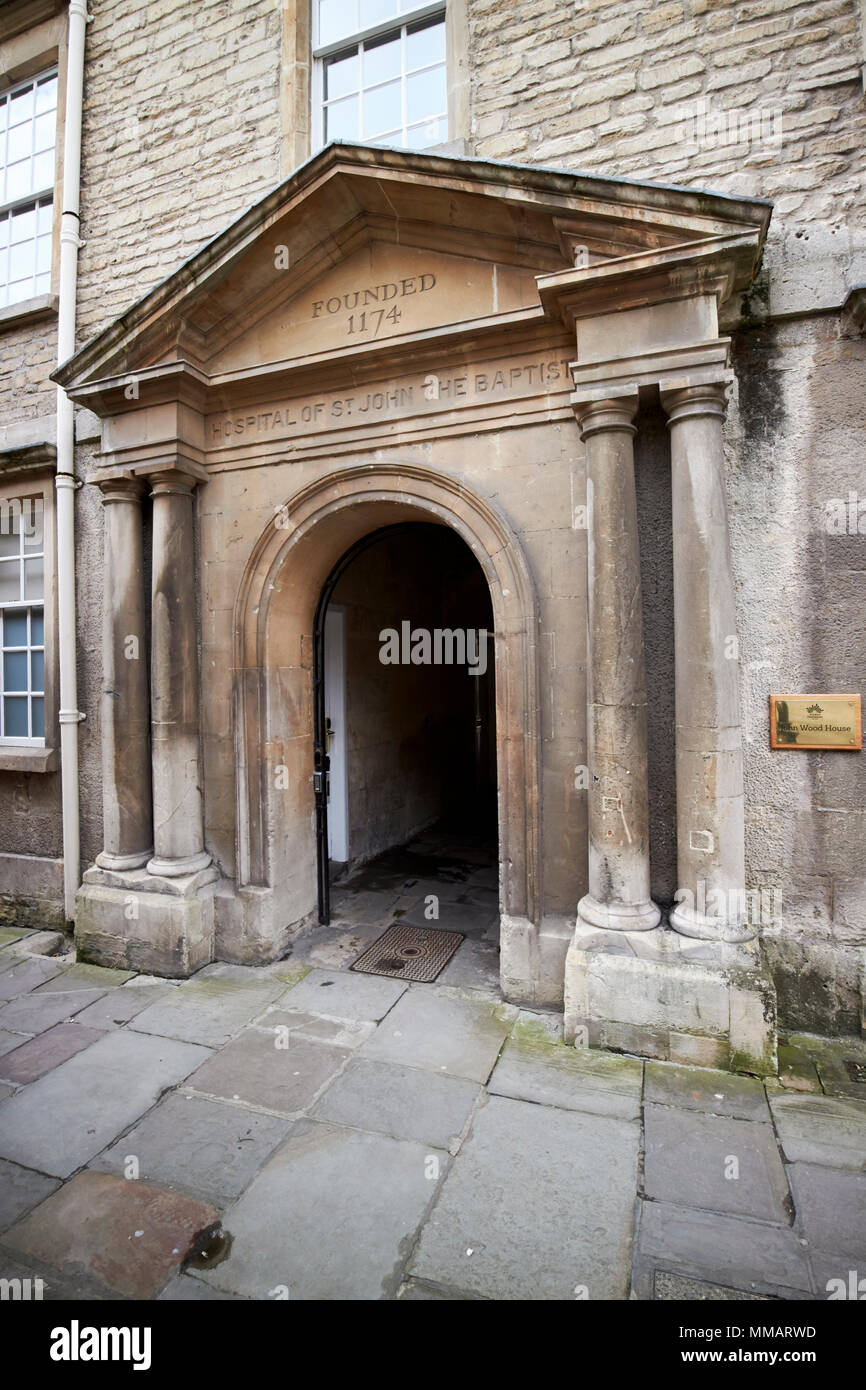 Eingangsbogen zum Krankenhaus St. Johannes der Täufer St. Johns Krankenhaus Badewanne England Großbritannien Stockfoto