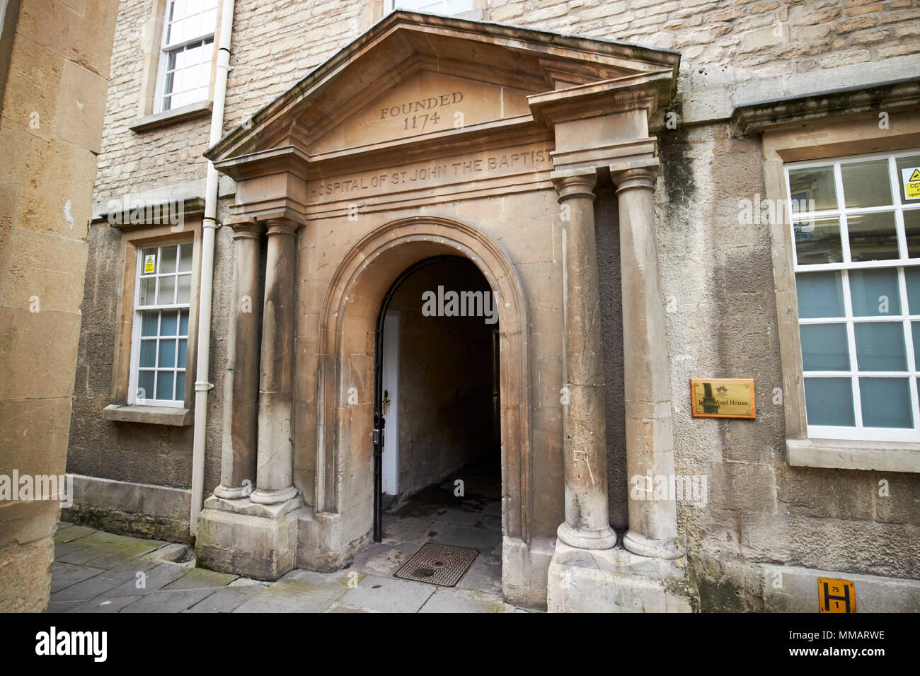 Eingangsbogen zum Krankenhaus St. Johannes der Täufer St. Johns Krankenhaus Badewanne England Großbritannien Stockfoto