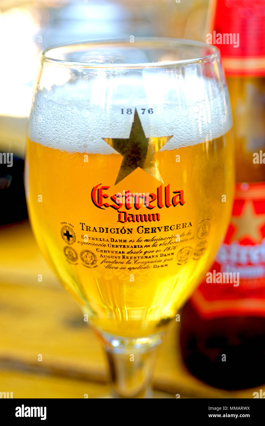 Glas spanische Bier Estrella Stockfoto