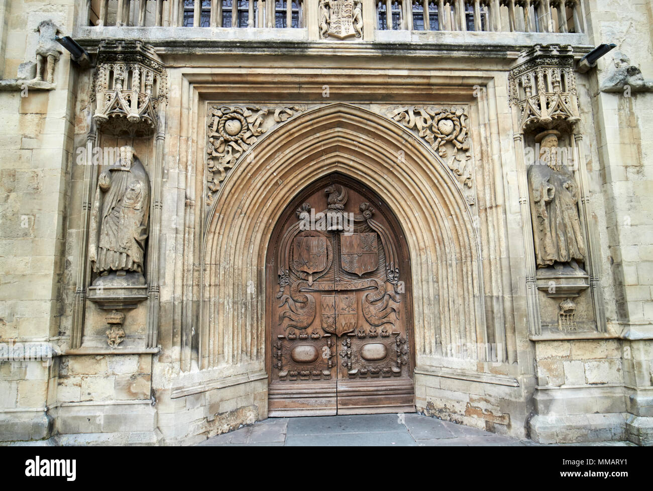 Große geschnitzte West vordere Tür der Abtei von Bath Badewanne England Großbritannien Stockfoto