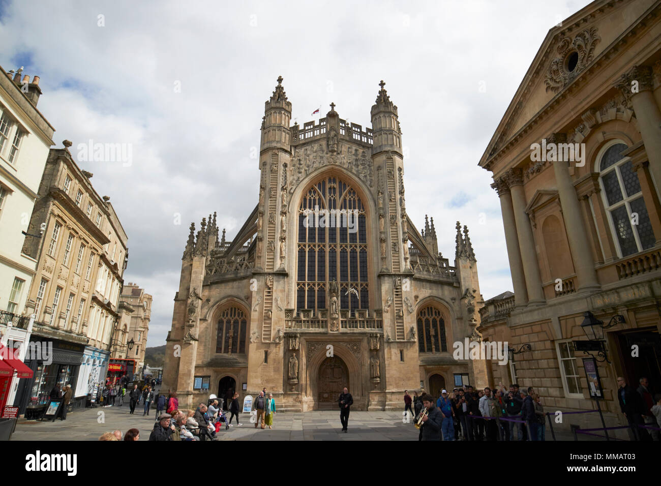 Die Abtei von Bath West Side von Abbey Kirchhof mit der römischen Bäder gesehen die richtige Badewanne England Großbritannien Stockfoto