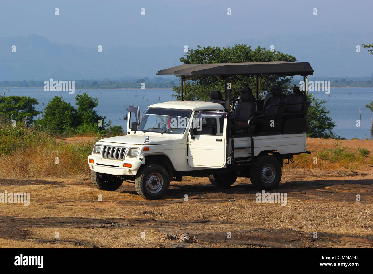 Safariauto im Udawalawe Nationalpark in Sri Lanka Stockfoto