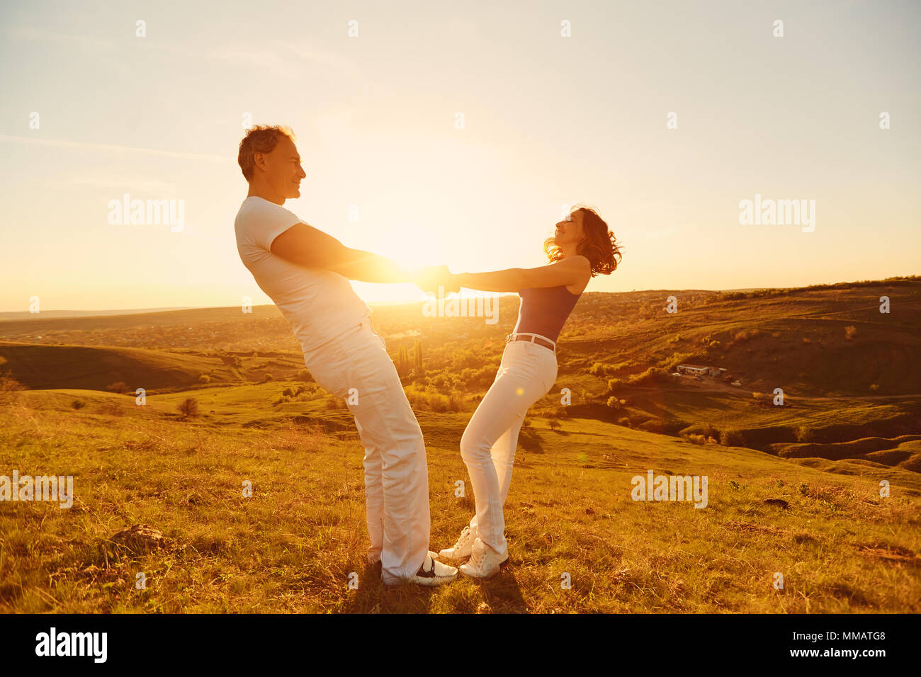 Glückliches Paar an einem schönen Sonnenuntergang in der Natur Stockfoto