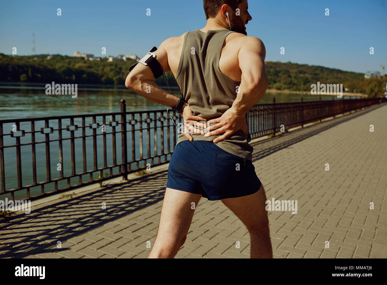 Verletzungen, Verstauchung, Prellung des Zurück joggen Läufer Stockfoto