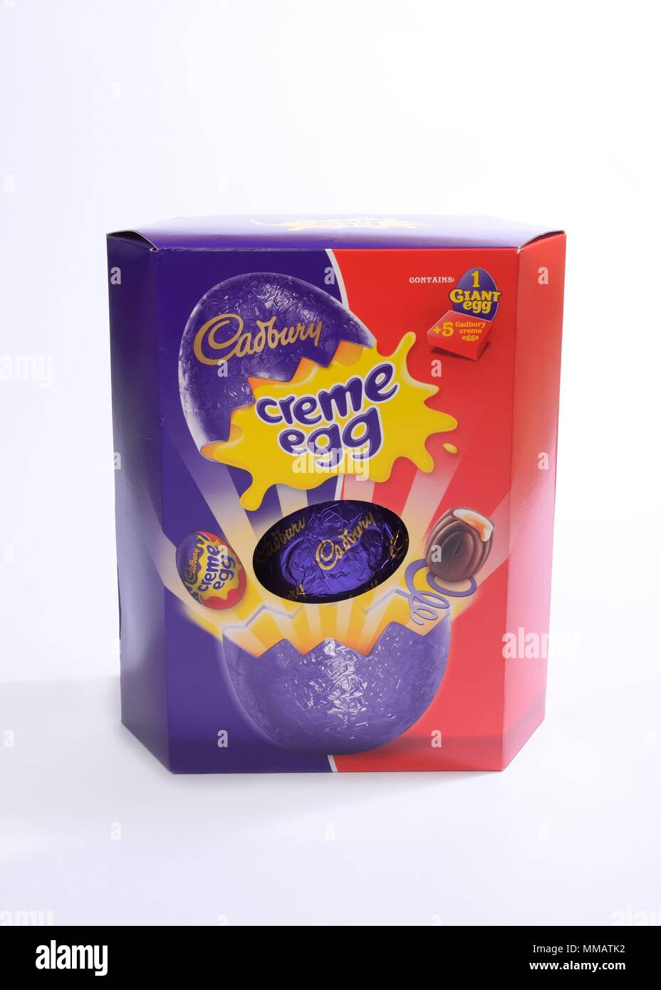 Cadbury Creme Egg Easter Egg in Feld auf neutralem Hintergrund Stockfoto