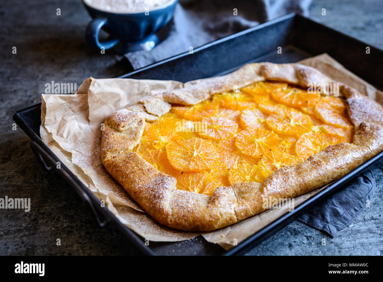 Hausgemachte Mahlzeit Galette mit Orangenscheiben Stockfoto