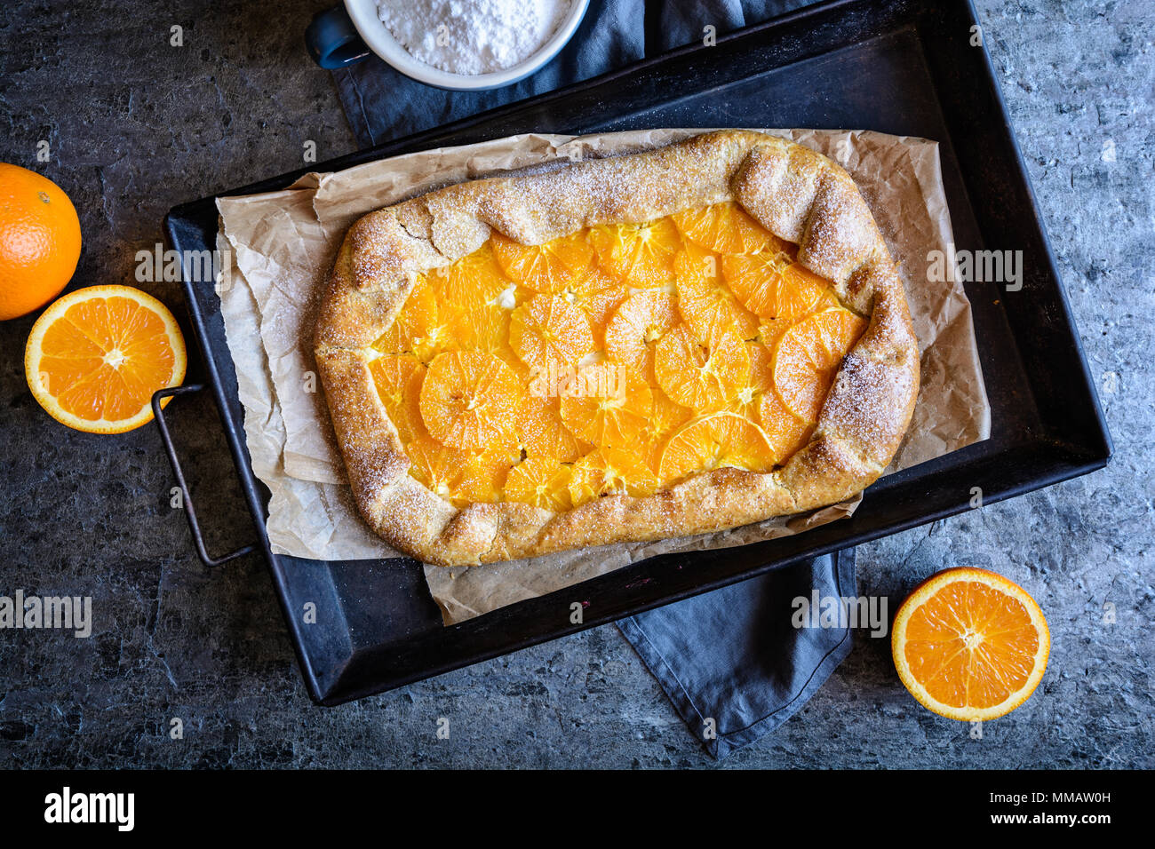 Hausgemachte Mahlzeit Galette mit Orangenscheiben Stockfoto