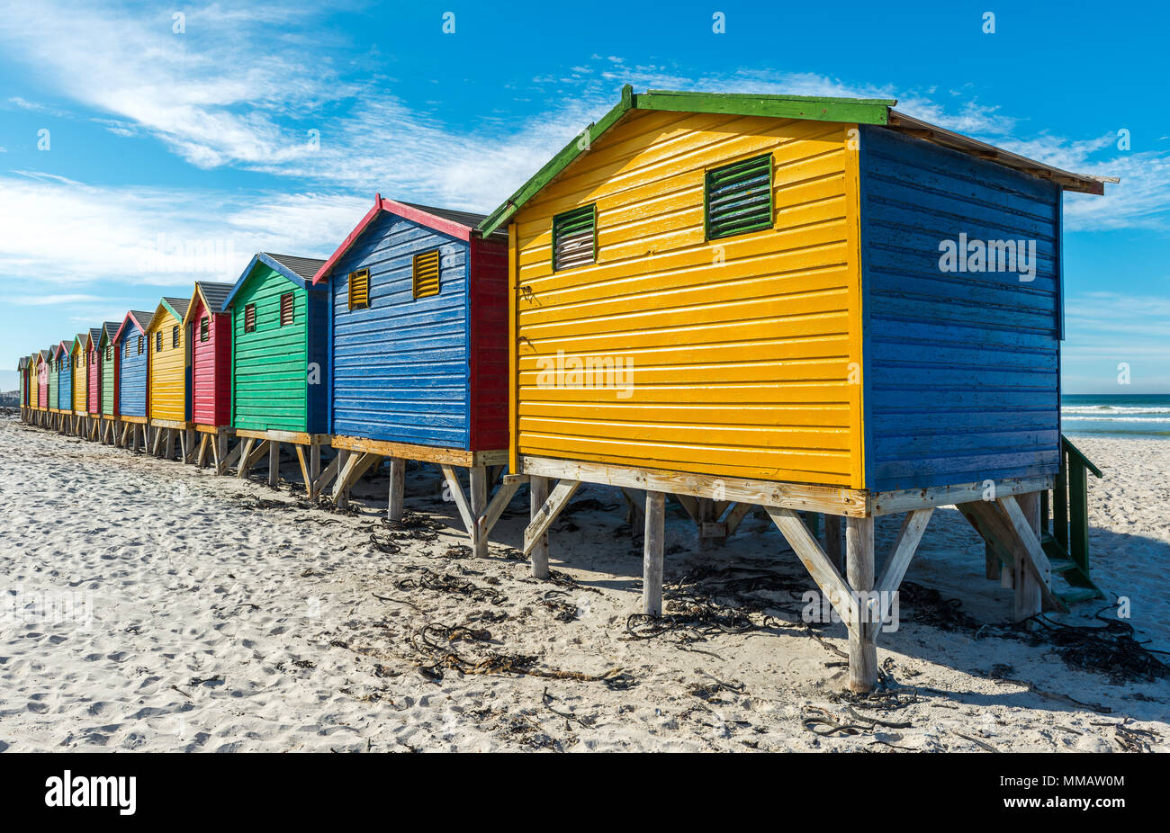 Bunte Badehäuschen am Strand von Muizenberg in der Nähe von Kapstadt, Südafrika. Stockfoto