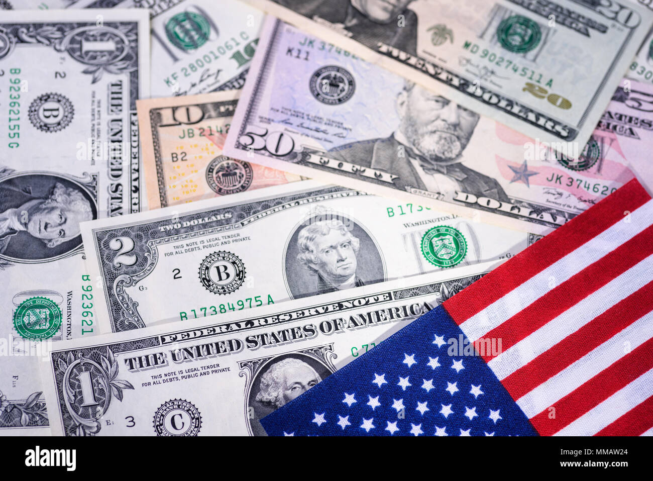Die Sterne und Streifen mit Dollarnoten der USA. Geld, Bargeld Hintergrund. Das Finanzkonzept. Stockfoto