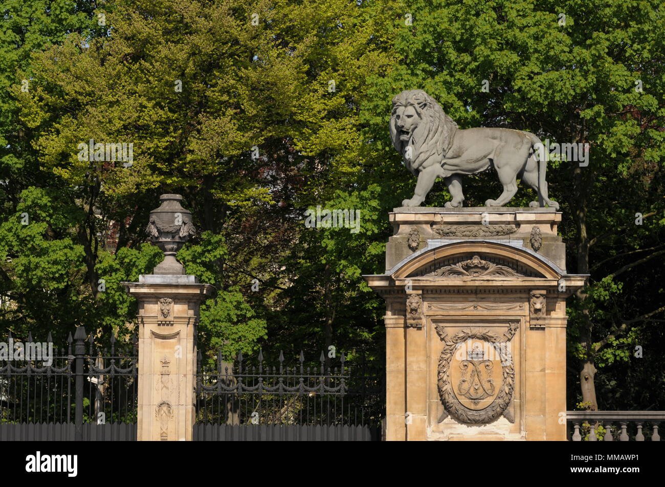 Ein Löwe Skulptur bewachten Eingang zu den Königlichen Palast in Brüssel Stockfoto