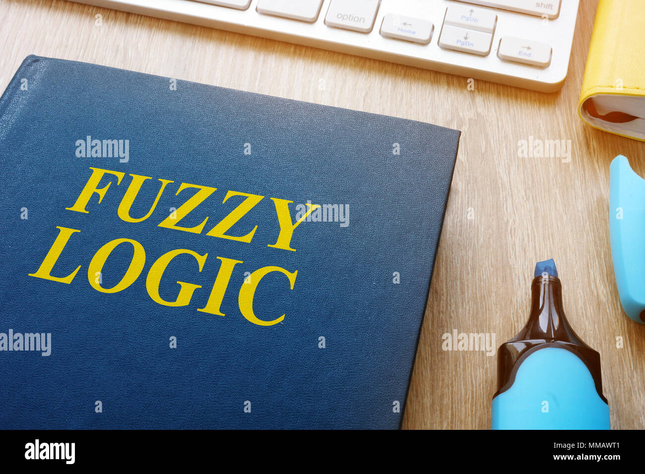 Buch über Fuzzy Logic auf einem Tisch. Stockfoto