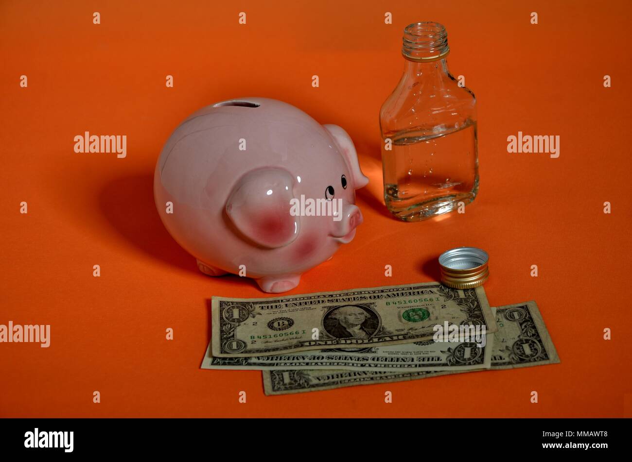 Sparschwein, schnapsflasche und einer dollarscheine Stockfoto