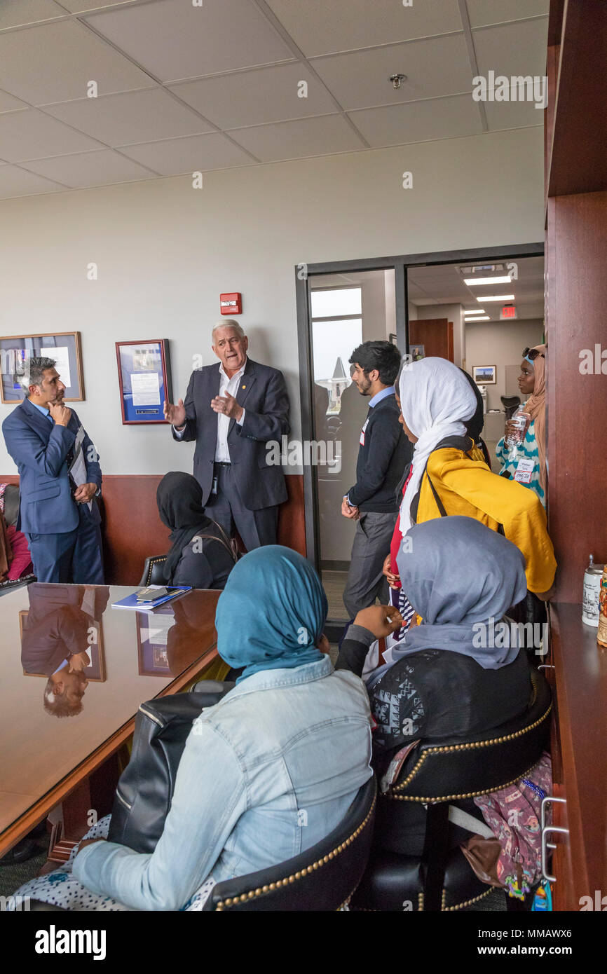 Lansing, Michigan-muslimischen Schüler aus Detroit Al-Ikhlas Training Academy besuchen Sie republikanische Senator Ken Horn zu Fragen diskutieren. Stockfoto