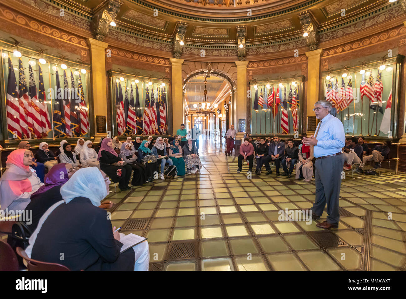 Lansing, Michigan - Muslimische Schülerinnen und Schüler sprechen mit demokratischen Staat Repräsentant Sam Singh im State Capitol Rotunde. Der Besuch war Teil o Stockfoto