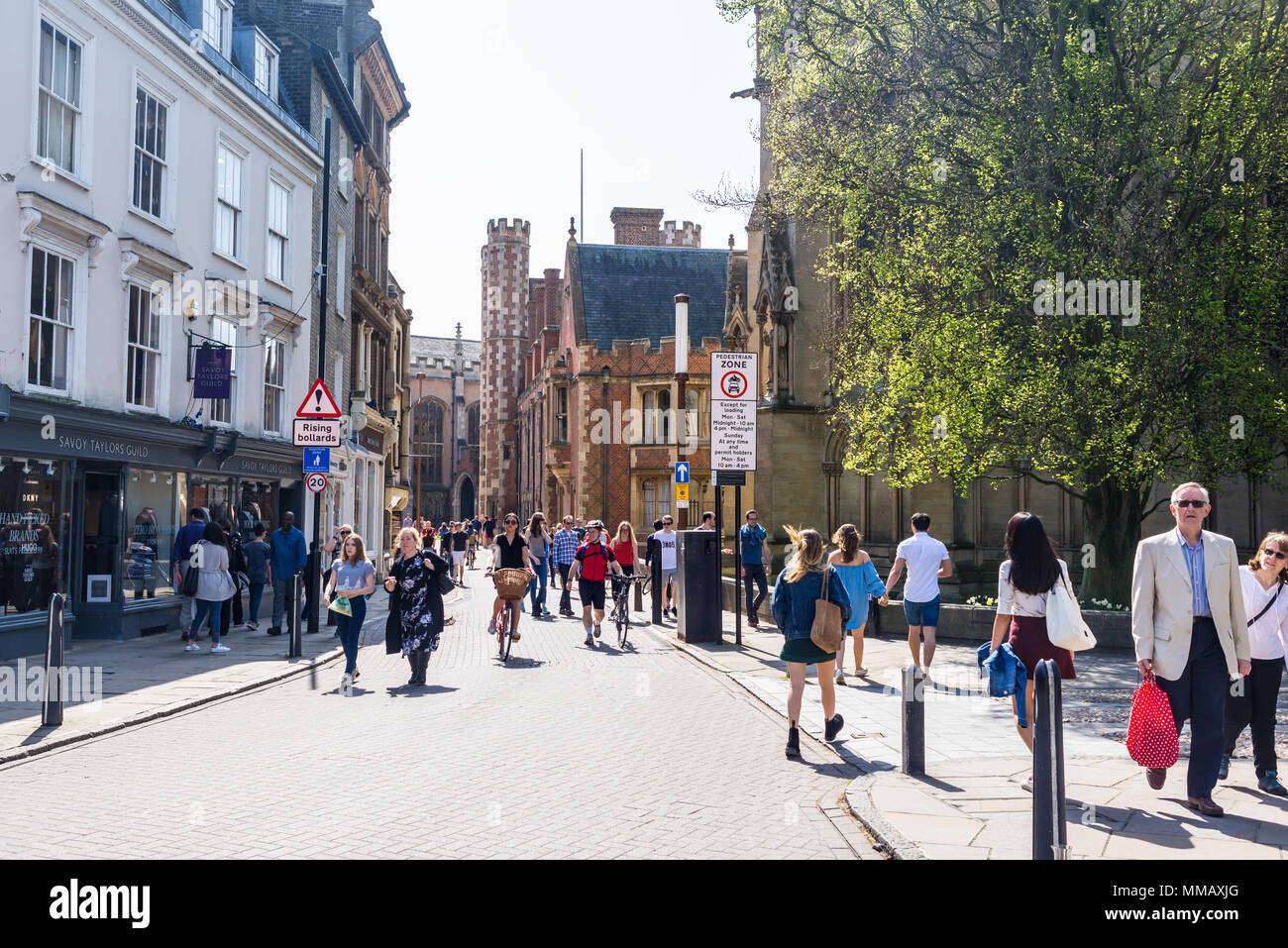 Cambridge, UK - April 2018. Leute, Touristen und Familien Wandern in einer belebten St Johns Street, central Cambridge, Großbritannien Stockfoto