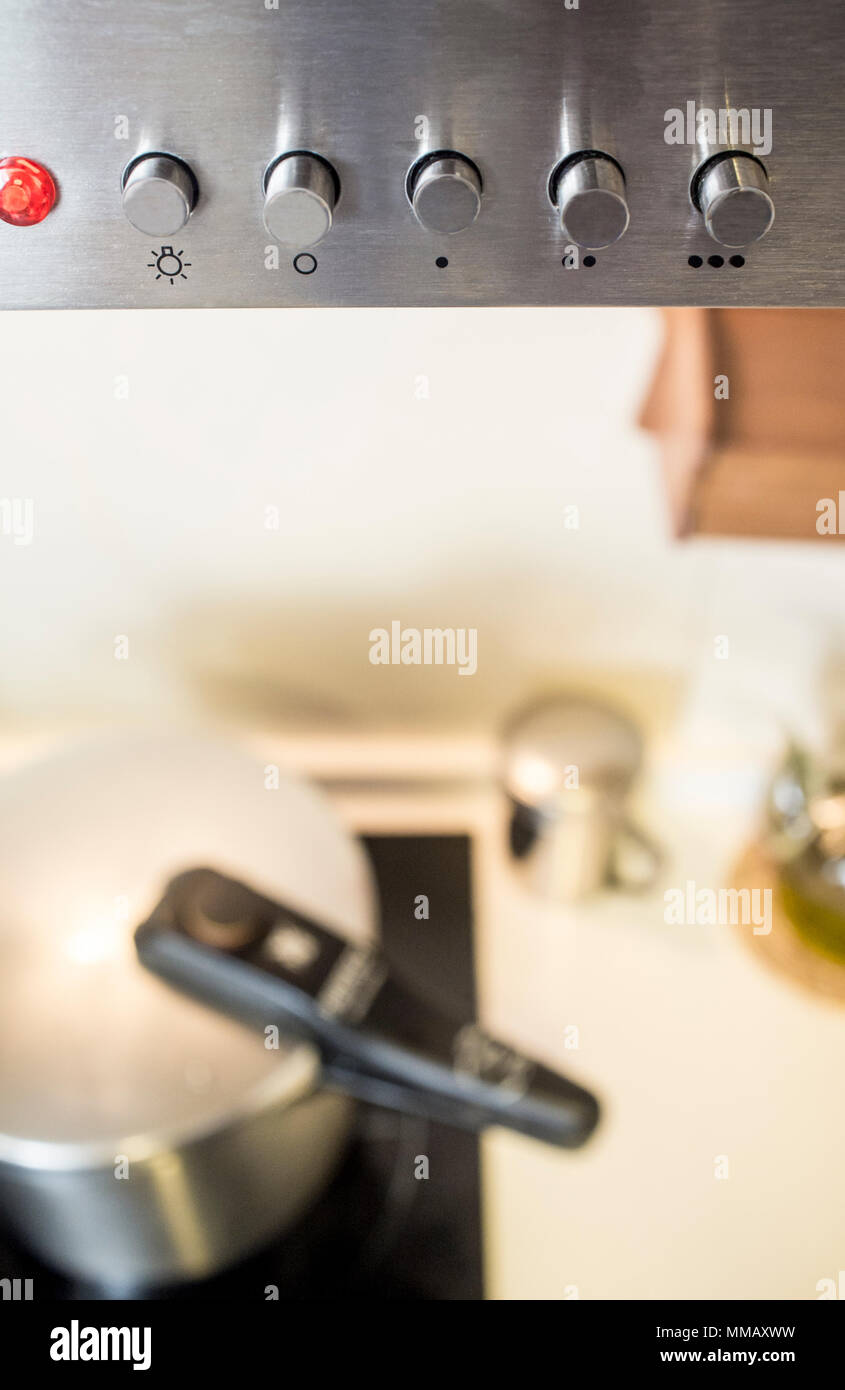 Abzugshaube Tasten mit Glaskeramikherd mit Pan auf Hintergrund Stockfoto
