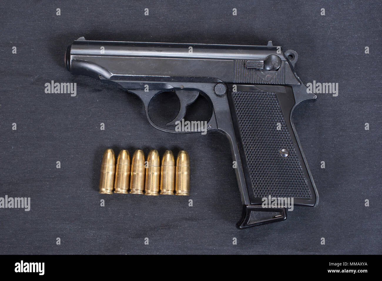 Pistole mit Munition auf Schwarz Stockfoto