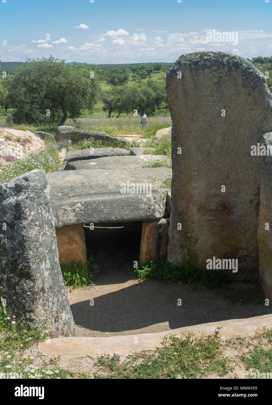 Besucher der Dolmen von Lacara, alte megalithische Gebäude in der Nähe des La Nava de Santiago in Extremadura. Spanien Stockfoto
