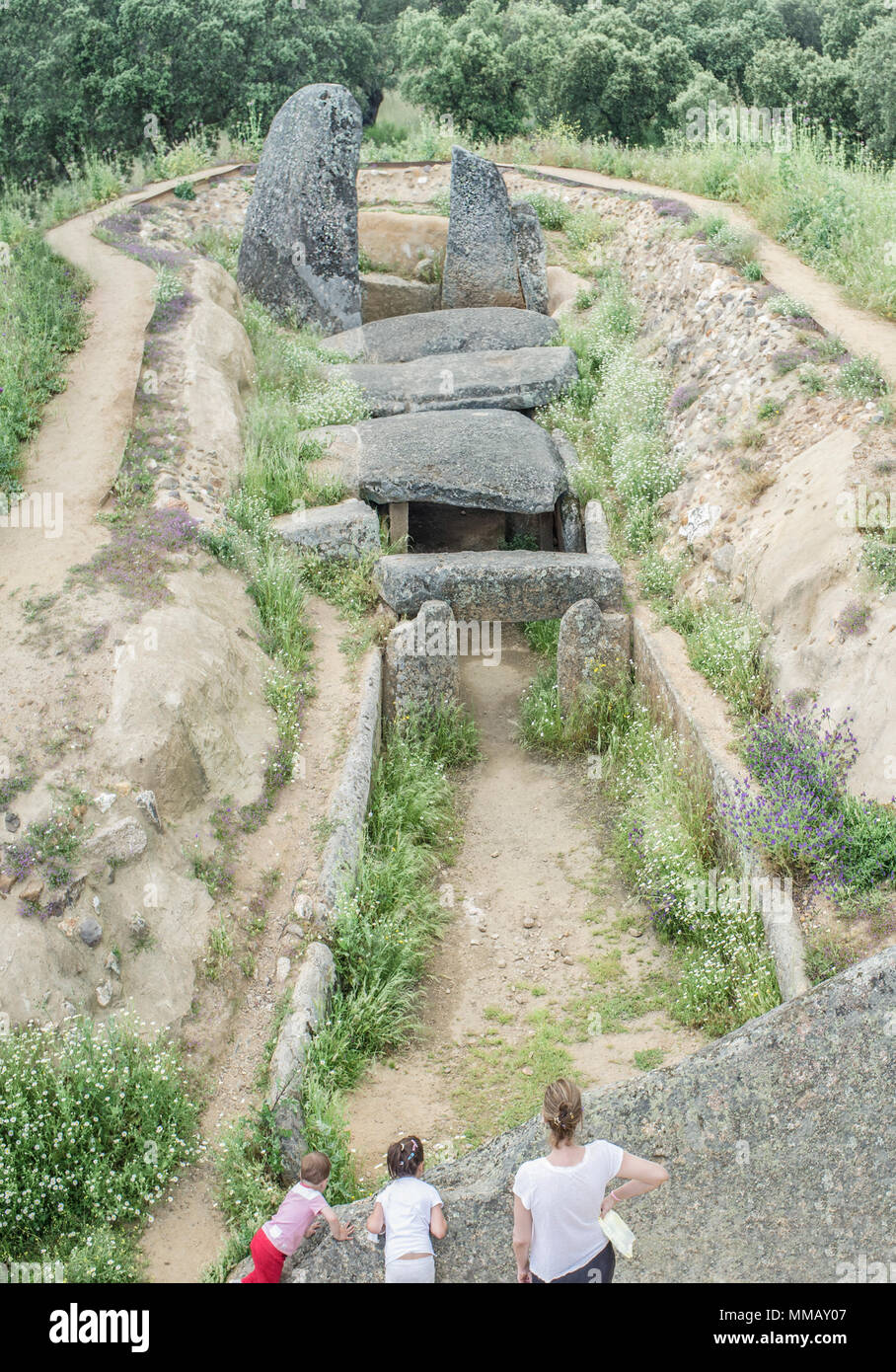 Familie Besucher der Dolmen von Lacara, alte megalithische Gebäude in Extremadura. Spanien. Luftaufnahme Stockfoto