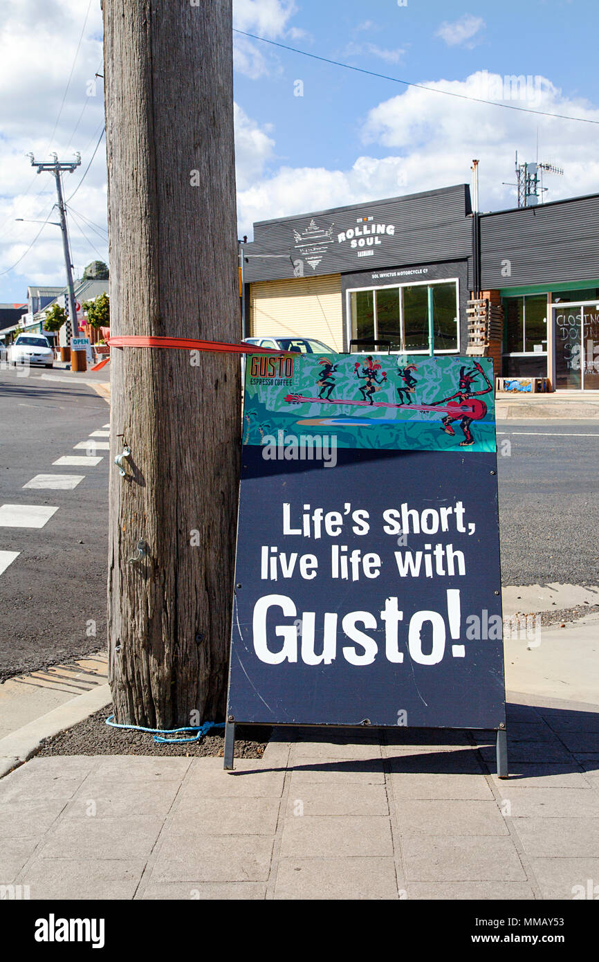Tasmanien, Australien: 30. März 2018: Inspirational Zitat geschrieben auf einer Anzeigentafel am Straßenrand. Stockfoto