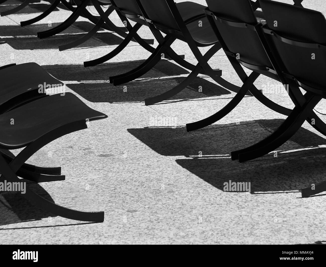 Schwarz-weiß Foto von modernen Stühlen auf konkrete Terrasse Stockfoto
