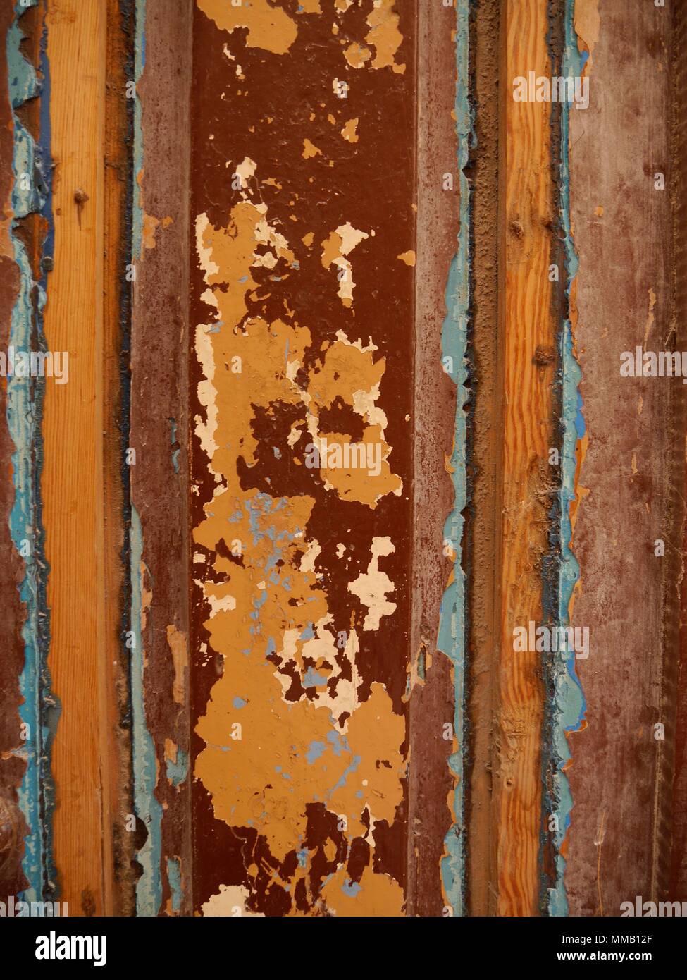 Hintergrund Der Verwitterten rustikalem Holz mit dunklem Rot, Orange und Hellblau Farbe als Hintergrund Stockfoto