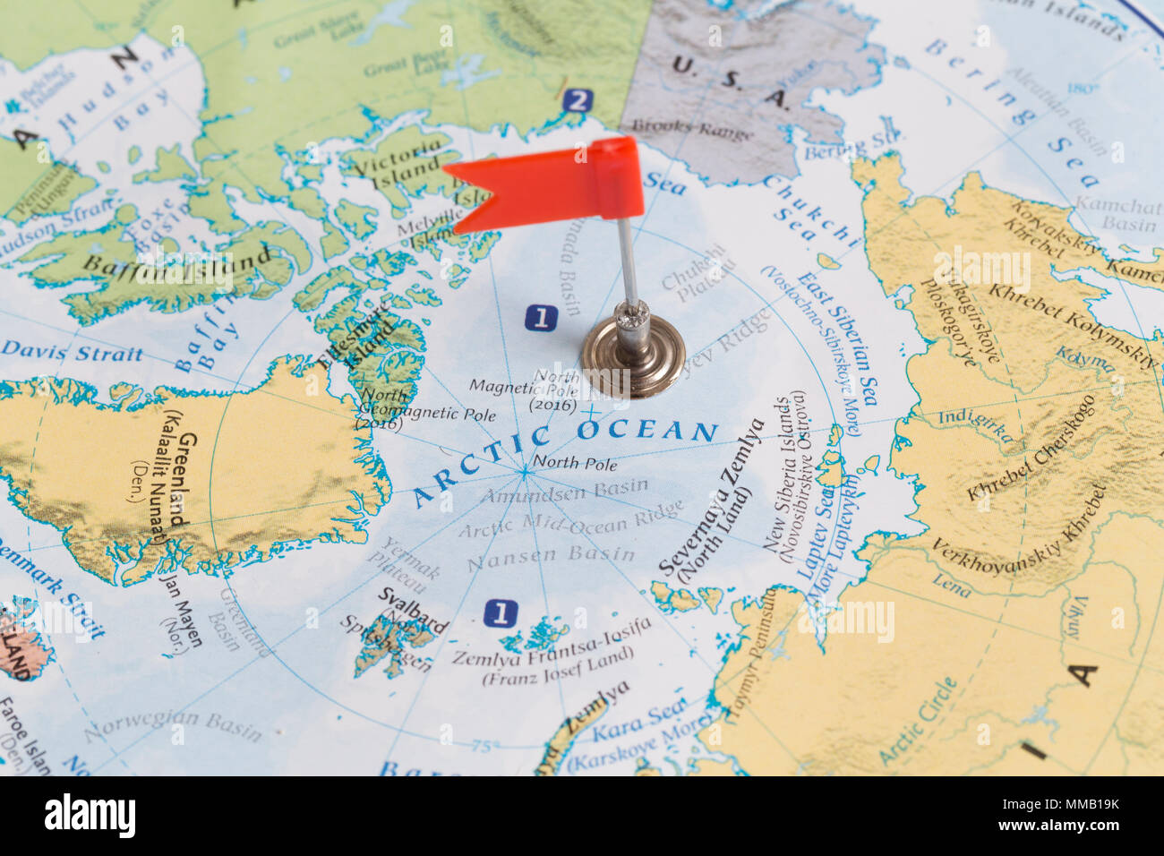 Flagge der Nordpol und Actic Ozean Kennzeichnung auf einer Weltkarte. Stockfoto