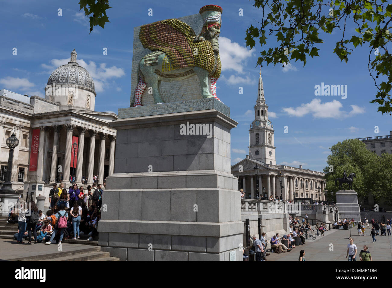 Der 12 Fourth Plinth Kommission durch den Bürgermeister von London Kunstwerk mit dem Titel "der unsichtbare Feind sollte nicht vorhanden" des Künstlers Michael Rakowitz, Trafalgar Square, der am 9. Mai 2018 in London, England. Im Jahr 2006 begann, die Skulptur stellt über 7.000 archäologische Artefakte aus dem Irak Museum während des Krieges geplündert oder zerstört. Aktionspakete diese war Lamassu, eine geflügelte Gottheit, die nergal Tor am Eingang zur antiken Stadt assyrischen Stadt Ninive (moderne Mossul, Irak), die von ISIS im Jahr 2015 zerstört wurde, bewacht. Die lamassu, die die gleichen Abmessungen wie die Vierte P Stockfoto