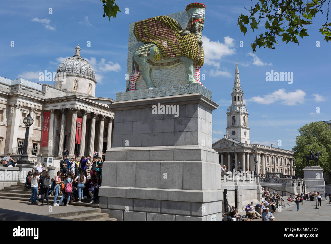 Der 12 Fourth Plinth Kommission durch den Bürgermeister von London Kunstwerk mit dem Titel "der unsichtbare Feind sollte nicht vorhanden" des Künstlers Michael Rakowitz, Trafalgar Square, der am 9. Mai 2018 in London, England. Im Jahr 2006 begann, die Skulptur stellt über 7.000 archäologische Artefakte aus dem Irak Museum während des Krieges geplündert oder zerstört. Aktionspakete diese war Lamassu, eine geflügelte Gottheit, die nergal Tor am Eingang zur antiken Stadt assyrischen Stadt Ninive (moderne Mossul, Irak), die von ISIS im Jahr 2015 zerstört wurde, bewacht. Die lamassu, die die gleichen Abmessungen wie die Vierte P Stockfoto