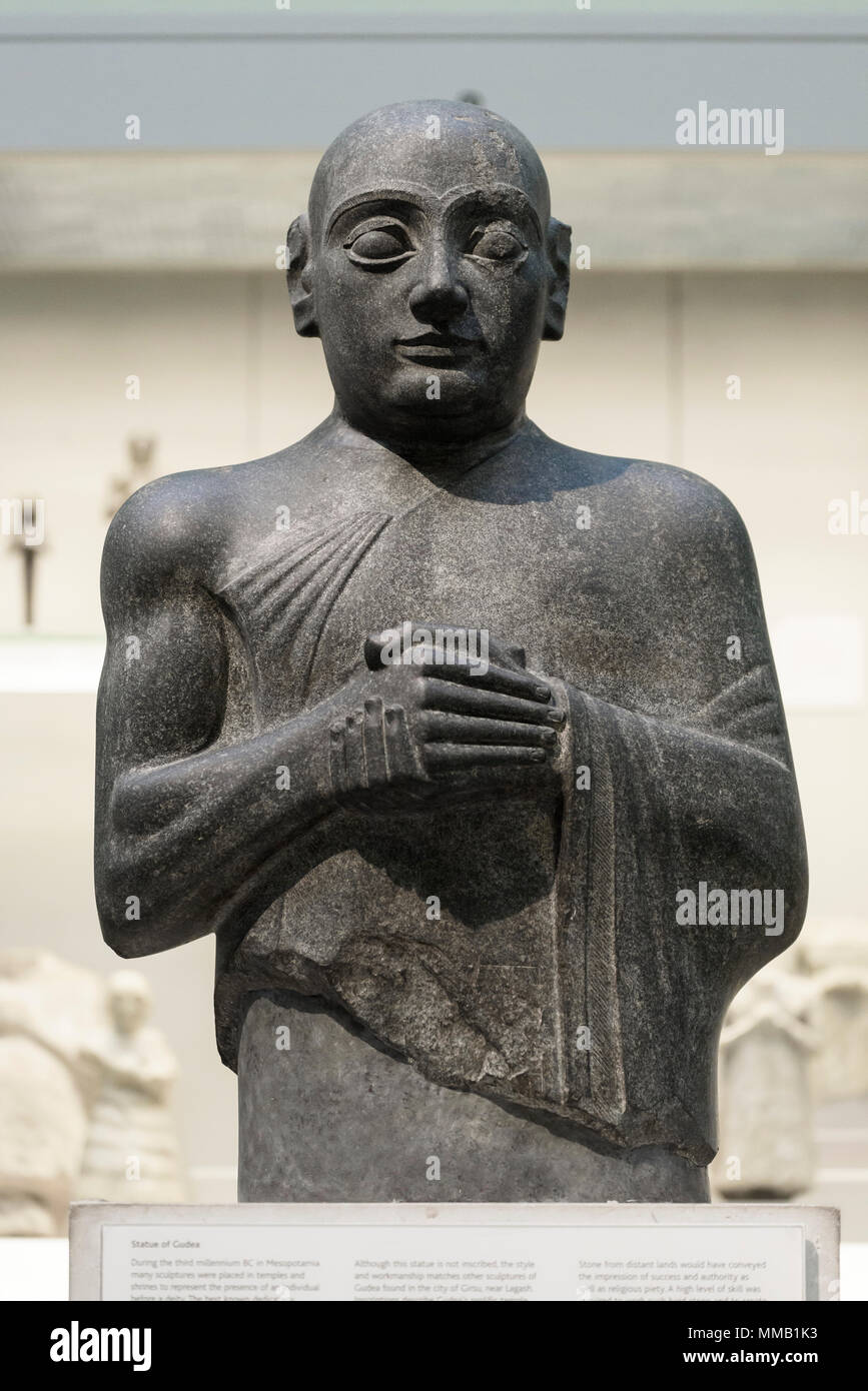 London. England. British Museum. Statue von Gudea, König von Lagash, südliche Mesopotamien, die um 2150 v. Chr., der König regiert wird als treuer w dargestellt Stockfoto