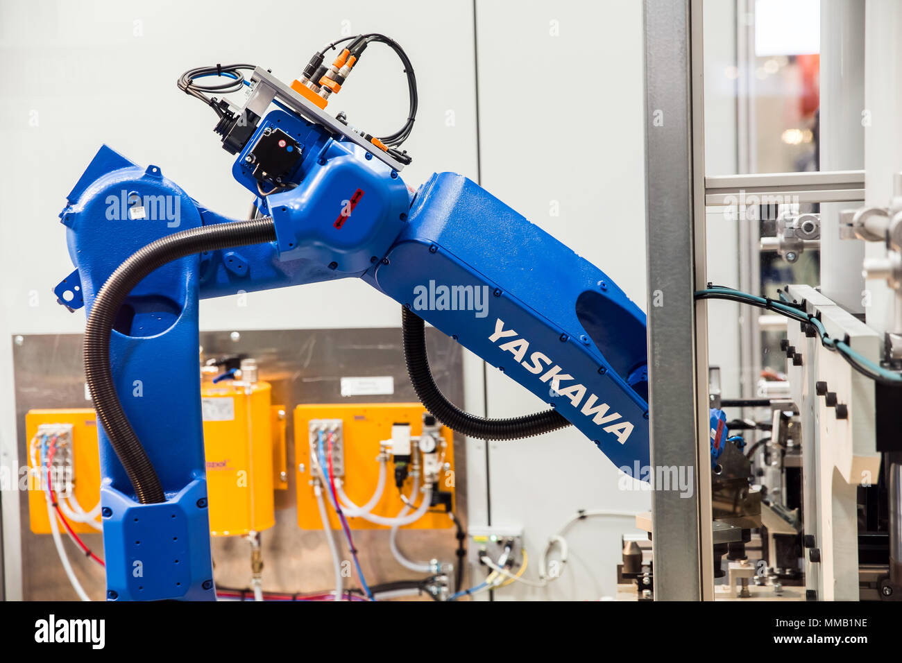 Hannover, Deutschland - April, 2018: Yaskawa Roboterarm auf der Messe in Hannover, Deutschland Stockfoto