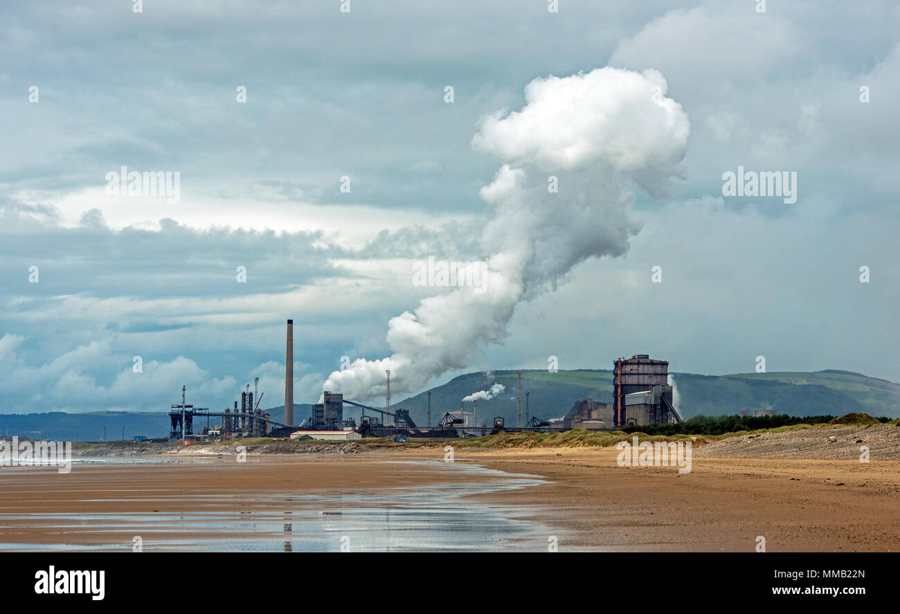 TATA Stahlwerk in Port Talbot, gesehen bilden die kenfig Beach, South Wales Stockfoto