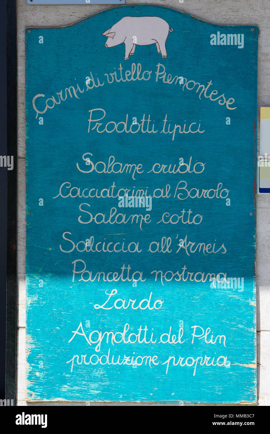 Holz-, blau Italienisch Metzgerei Schild mit Schwein Design und typisches Essen Liste an einem sonnigen Sommertag in Italien Stockfoto