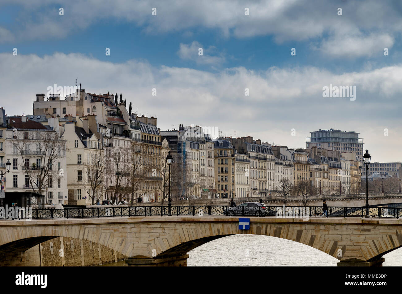Pont de l'des Erzbistums auf der Suche nach Gebäuden und Wohnungen auf der Île Saint-Louis, Paris, Frankreich Stockfoto