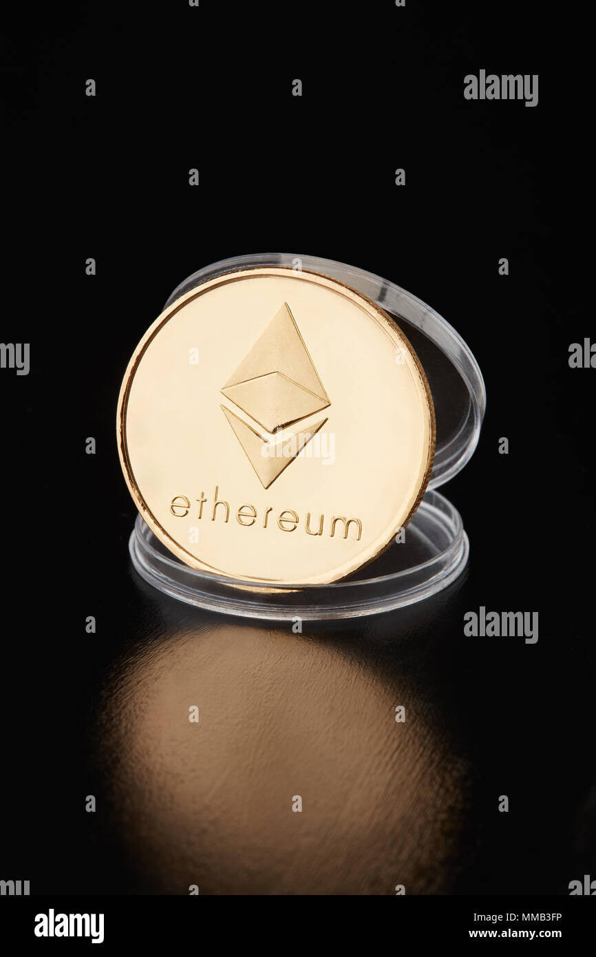 Des Astraleums goldene Münze in transparenten Münze Container auf schwarzen Hintergrund, Freistellungspfad Stockfoto