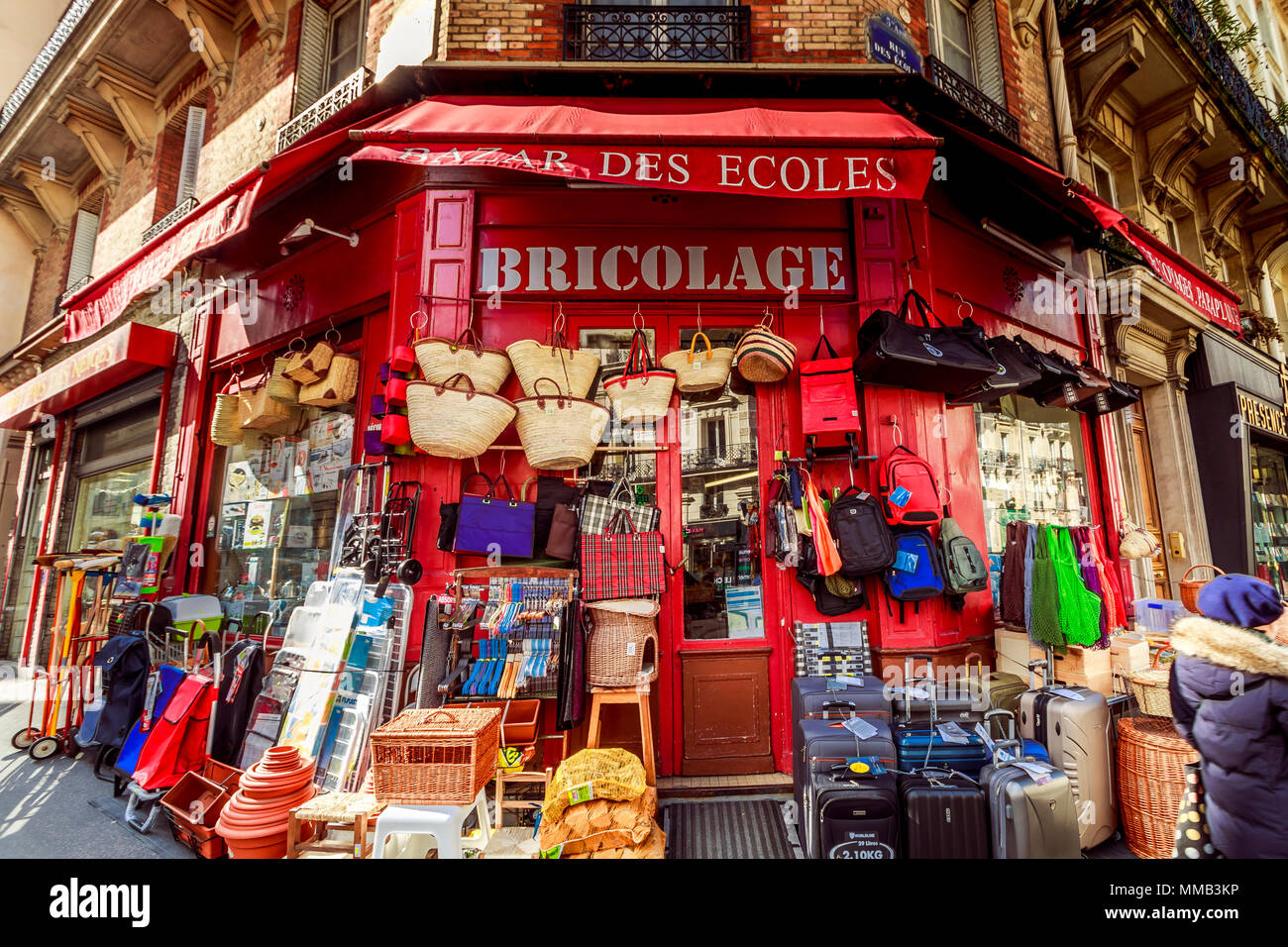 Vielzahl von Waren im Bazar des Ecoles ein Hardware Shop Verkauf von Körben und verschiedene andere Waren 20 Rue de la Montagne Sainte Geneviève Paris, Frankreich Stockfoto