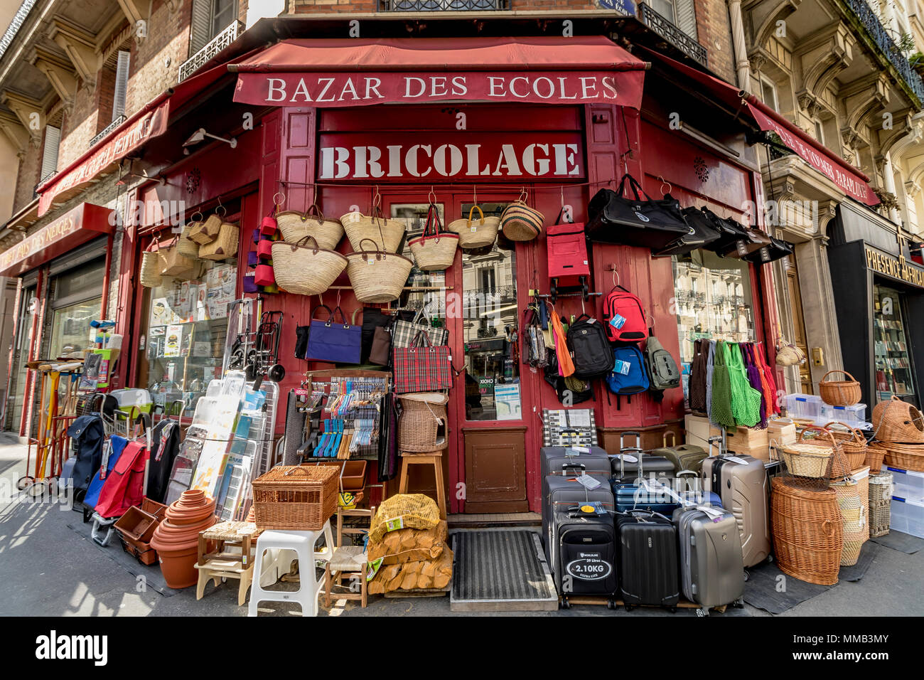 Vielzahl von Waren im Bazar des Ecoles ein Hardware Shop Verkauf von Körben und verschiedene andere Waren 20 Rue de la Montagne Sainte Geneviève Paris, Frankreich Stockfoto