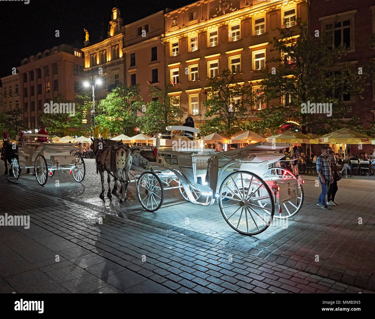 Krakau Pferdekutschen touristische Beförderung in der Nacht in der rynek Marktplatz Stockfoto