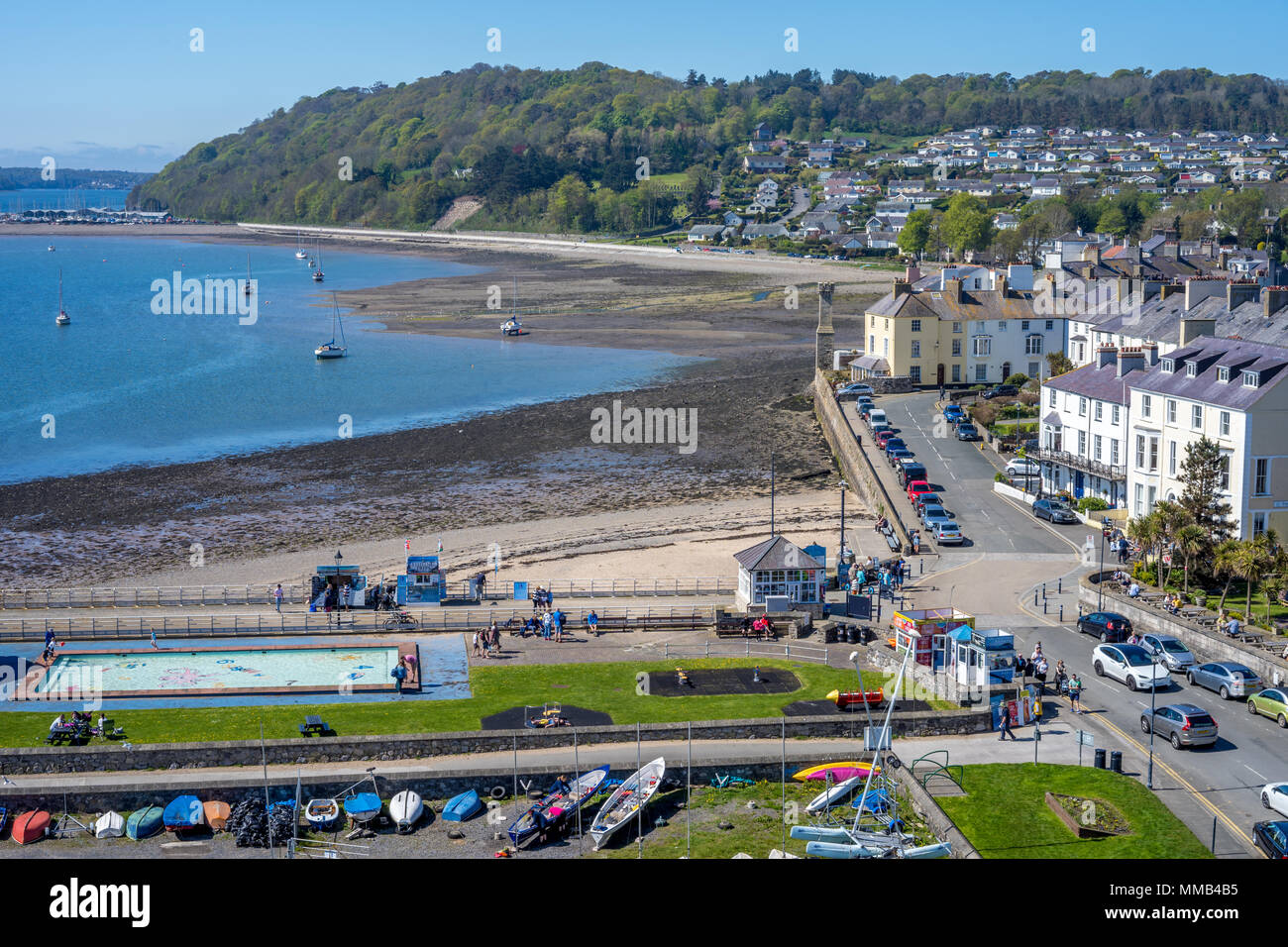 Panorama von Beaumaris, Anglesey, Nordwales im Frühjahr Sonnenschein Stockfoto