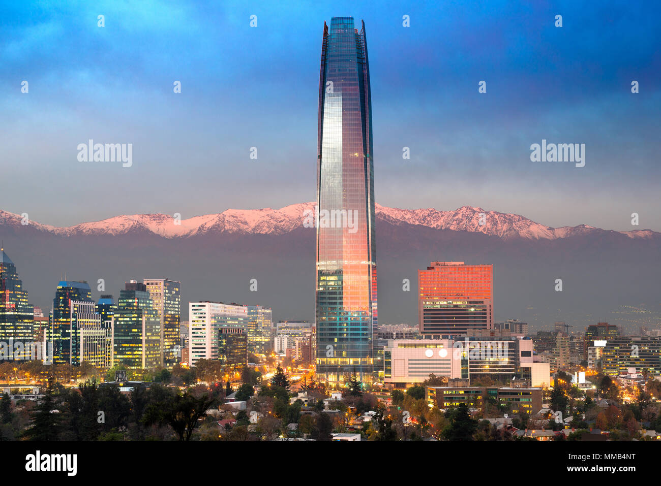 Bankenviertel Skyline mit Los Andes Berge im Rücken, Las Condes, Santiago de Chile Stockfoto