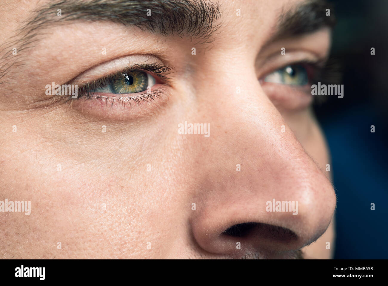 Nahaufnahme des menschlichen Auges. Mann mit blauen Augen. Stockfoto