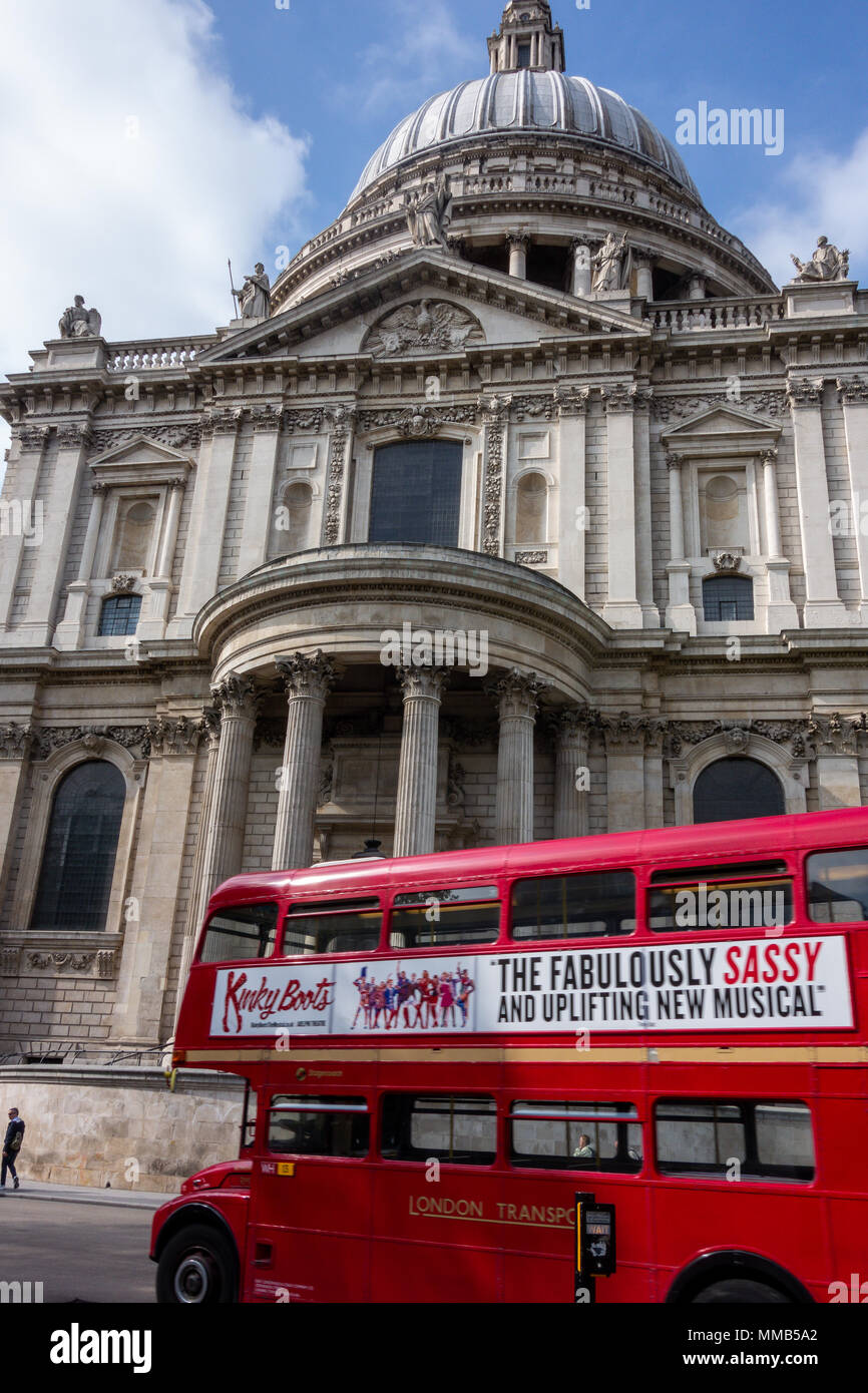 Eine ikonische London red Bus fahren die Vergangenheit der historischen St. Paul Kathedrale. Stockfoto