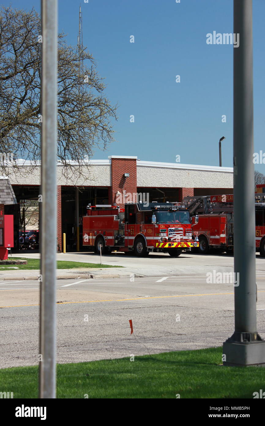 Big red fire truck außerhalb der Feuerwehr Türen in Des Plaines, Illinois geparkt Stockfoto
