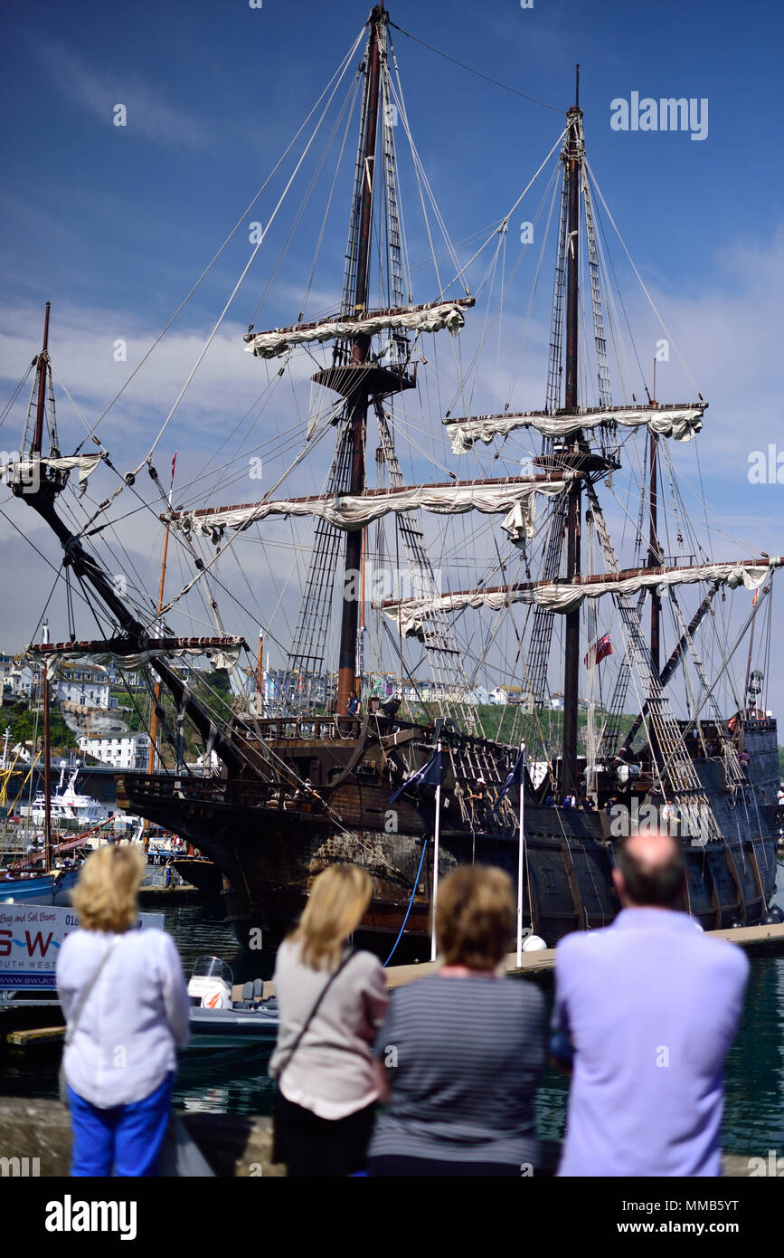 Zuschauer bewundern die El Galeon Andalusien günstig in Brixham, Devon. Stockfoto