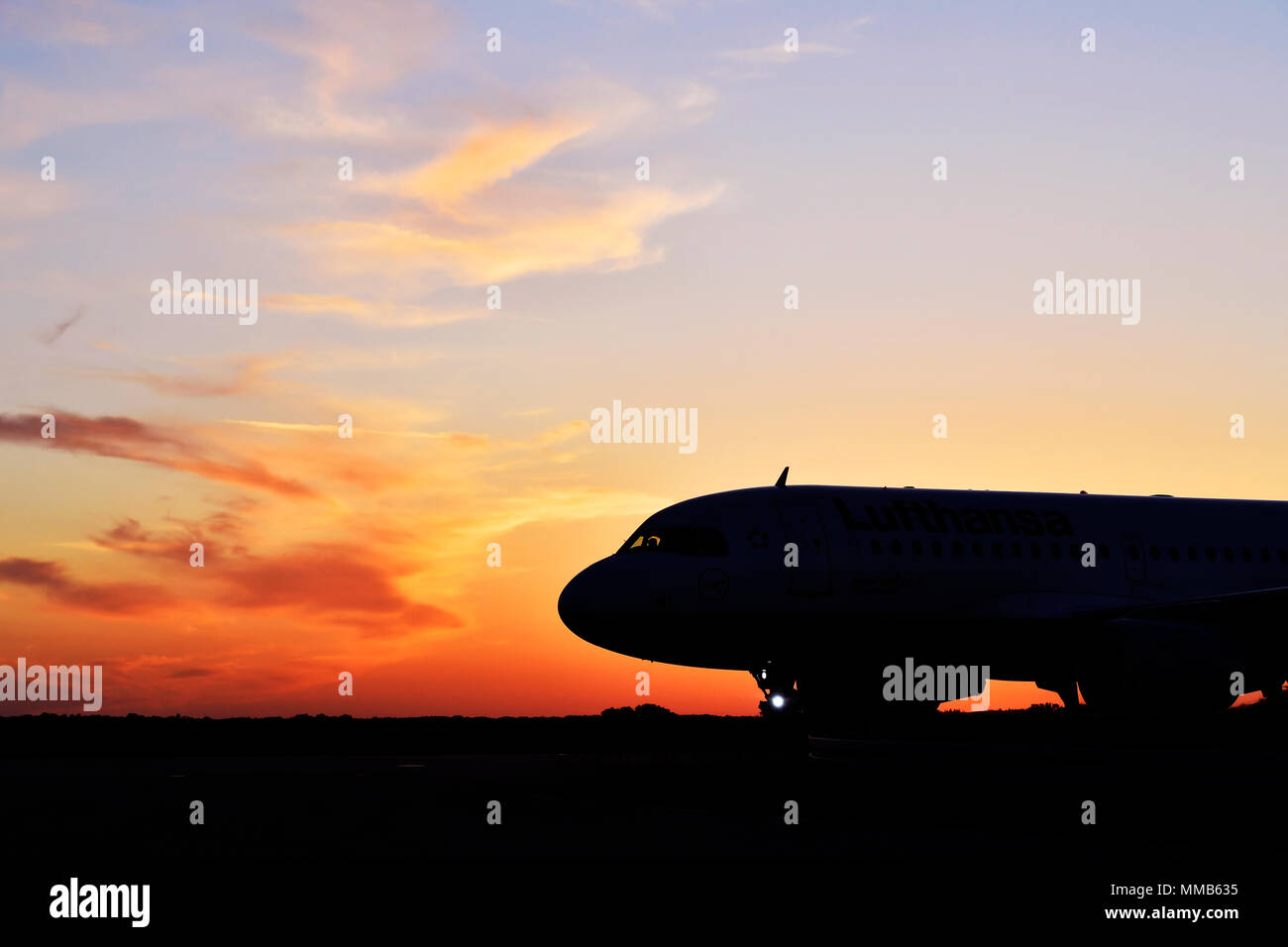 Lufthansa, Airbus, A319-100, A319, 100, In, Landebahn, Sonnenuntergang, Himmel, Rot, Wolken, Twilight, Flugzeuge, Flugzeug, Flugzeug, Flughafen München, München, Deutschland, Stockfoto